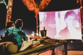 Menu especial e sessão de cinema ao ar livre embalam Dia dos Namorados no Blue Praia Bar