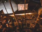 Blue Praia Bar exibe Uma Linda Mulher em sessão de cinema ao ar livre
